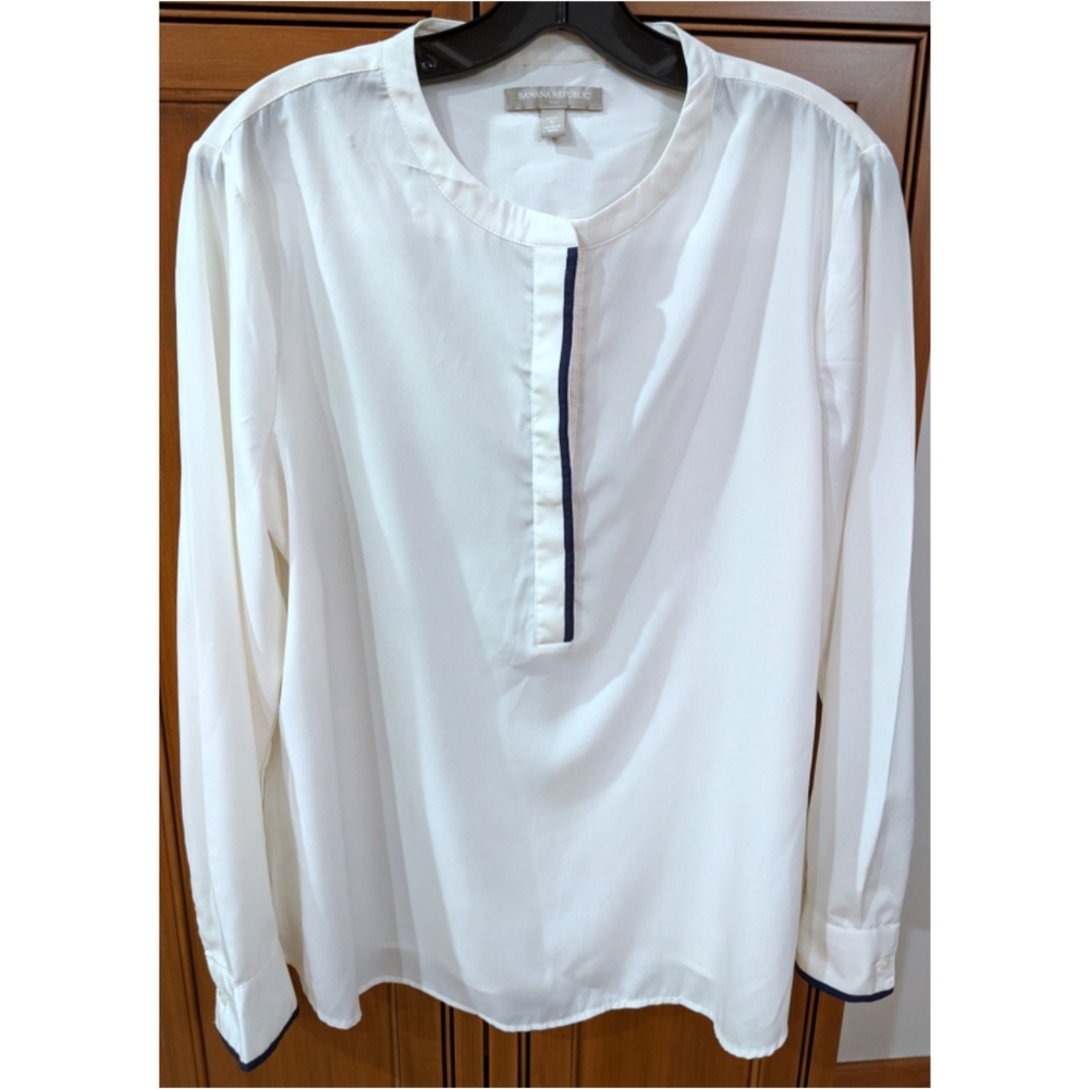 Creme Navy Accent Banana Republic blouse shirt - Picture 4 of 5